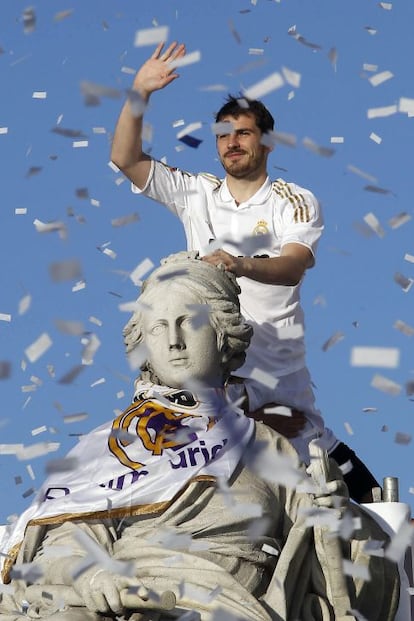 Casillas saluda desde la Cibeles.