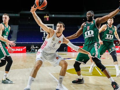 Abalde intenta coger un balón ante Jekiri