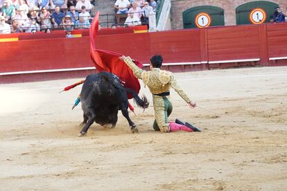 Isaac Fonseca en el inicio de faena al primero de la tarde.