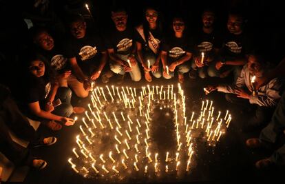 Miembros de la ONG WWF encienden velas durante la Hora del Planeta en Bhopal (India).