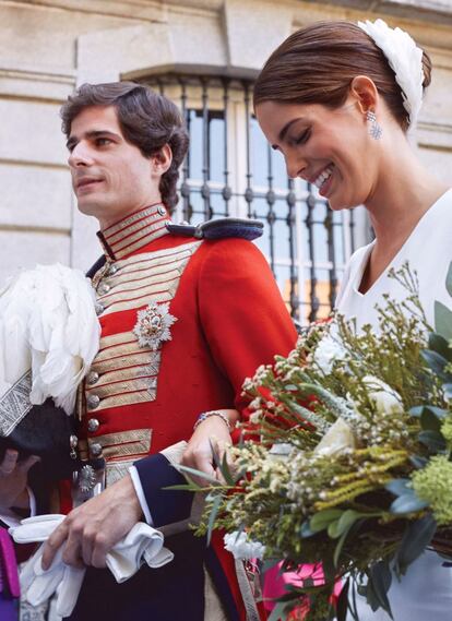 Los novios durante el enlace matrimonial. Ell vistió el uniforme de la Real Maestranza, ella un diseño de su tía Teresa Palazuelo.