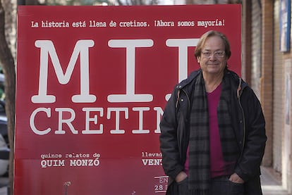 El director Ventura Pons, ayer en Valencia junto al cartel de <i>Mil cretinos</i>.