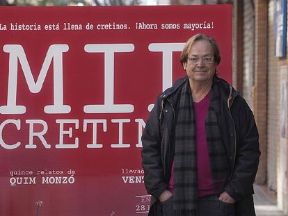 El director Ventura Pons, ayer en Valencia junto al cartel de <i>Mil cretinos</i>.