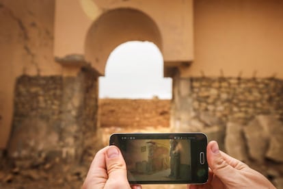 La antigua ciudad de Nimrud fue liberada del Estado Islámico (ISIS, por sus siglas en inglés) el pasado domingo, cuando las fuerzas iraquíes lograron tomar las ruinas milenarias. En la imagen, un teléfono móvil muestra cómo era el arco antes de la destrucción yihadista, con dos esculturas colosales de toros alados con cabezas de hombre.