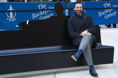 El actor Jon Hamm, Don Draper en 'Mad Men', en el banco inaugurado el pasado lunes en Nueva York.