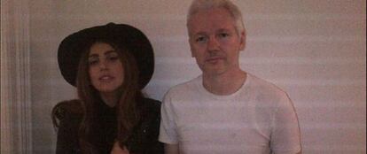 Lady Gaga, con Julian Assange el lunes en Londres.