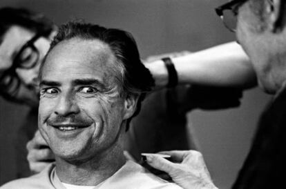 Marlon Brando en pleno proceso de caracterización para su personaje en 'El Padrino'.