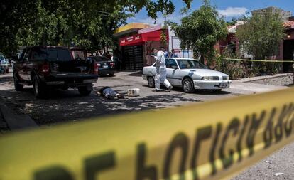 Cadáver de una mujer asesinada a tiros en Culiacán (México), en agosto pasado.