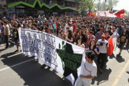 Manifestación de la Federación de Estudiantes de la Universidad de Chile (FECH) en demanda de una educación gratuita y de calidad, el centro de Santiago de Chile en octubre de 2013. EFE/Archivo