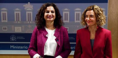 La ministra de Hacienda, María Jesús Montero (i), posa con la ministra de Política Territorial y Función Pública, Meritxell Batet (d), durante la reunión con los consejeros de Hacienda de las comunidades autónomas en el Consejo de Política Fiscal y Financiera (CPFF).