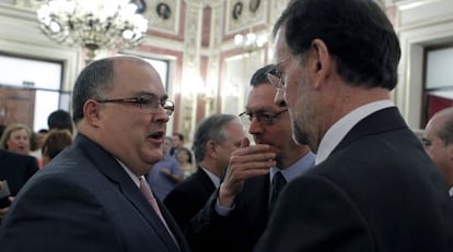 El presidente del Gobierno, Mariano Rajoy, y el presidente en funciones del Consejo General del Poder Judicial (CGPJ), Fernando de Rosa, junto al ministro de Justicia, Alberto Ruiz-Gallardón.