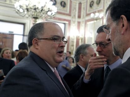 El presidente del Gobierno, Mariano Rajoy, y el presidente en funciones del Consejo General del Poder Judicial (CGPJ), Fernando de Rosa, junto al ministro de Justicia, Alberto Ruiz-Gallardón.