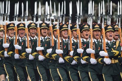 Miembros de la Guardia de Honor del Ejército Popular de Liberación, durante la ceremonia de bienvenida al rey camboyano, Norodom Sihamoni, en el Gran Palacio del Pueblo en Pekín, China.