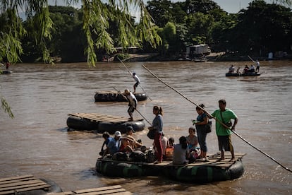 Decenas de migrantes latinoamericanos cruzan hacia México desde Guatemala a través del río Suchiate, en octubre de 2024.