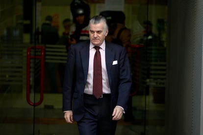 Luis Barcenas, el extesorero del PP, saliendo de la Audiencia Nacional.