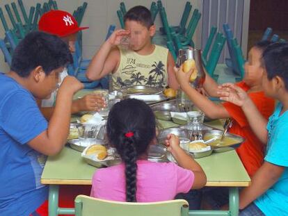 Uno grupo de alumnos come en un centro escolar de Santa Cruz de Tenerife este verano.
