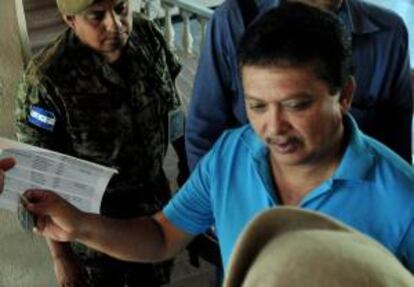 Fotografía tomada en julio de 2011 en la que se registró a Daniel Duron (d), secretario de la Central General de Trabajadores de Honduras, quien denunció que los empleados de la empresa Kyungshin-Lear Honduras Electrical Distribution Systems son obligados a utilizar pañales para evitar perdidas de tiempo yendo al baño. EFE/Archivo