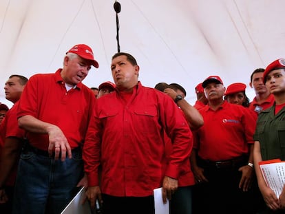 El exministro de Energía y Petróleo Rafael Ramírez (primero por la izquierda) y el expresidente de Venezuela Hugo Chávez en una visita a los trabajadores de PDVSA en Caracas en octubre de 2008.
