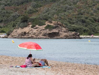 Algunos bañistas se acercaron este domingo hasta la playa de Es Grau de Menorca a pesar de la amenaza de lluvia.