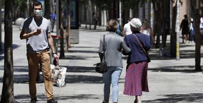 Personas camninando en Madrid.