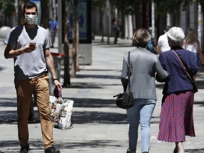 Personas camninando en Madrid.