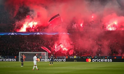 Aficionados del PSG con bengalas, durante el encuentro.