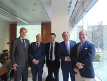 Fernando S&aacute;nchez-Mora, Juan Benavides, Roberto Garc&iacute;a-Polo, Juan Jos&eacute; Almagro y Jos&eacute; Luis Fern&aacute;ndez, ayer, en la sede de Garrigues, en Madrid, tras la presentaci&oacute;n del estudio.