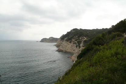 Costa de Xàbia (Alicante) a la altura de la cala del francés. Al fondo, el Cap Prim.