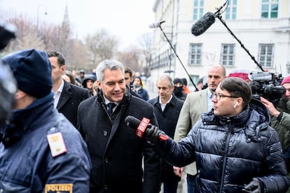 El canciller dimisionario de Austria, el conservador Karl Nehammer, habla con periodistas tras la reunión de su partido, que ha nombrado un nuevo líder, este domingo en Viena.