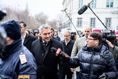 El canciller dimisionario de Austria, el conservador Karl Nehammer, habla con periodistas tras la reunin de su partido, que ha nombrado un nuevo lder, este domingo en Viena.