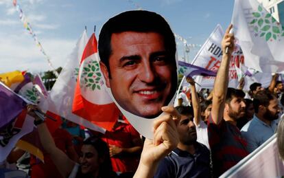 Una seguidora del HDP sostiene una careta del rostro de Demirtas en una manifestación el pasado junio.