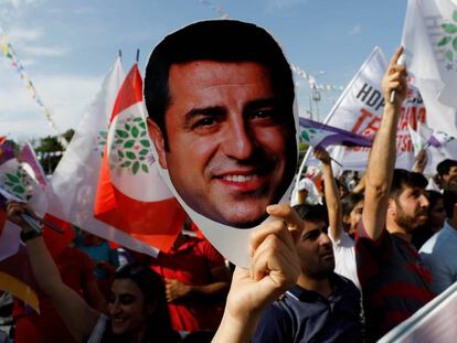 Una seguidora del HDP sostiene una careta del rostro de Demirtas en una manifestación el pasado junio.