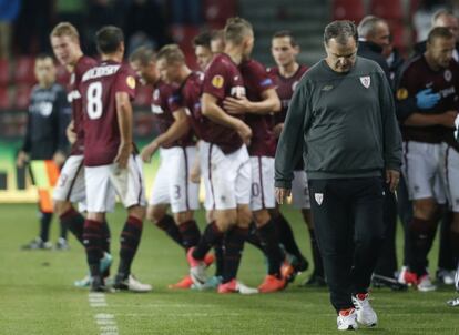 Bielsa, cabizbajo tras encajar un gol del Sparta.