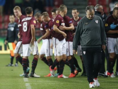 Bielsa, cabizbajo tras encajar un gol del Sparta.