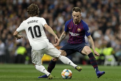 El jugador del Real Madrid, Luka Modric, regatea a Ivan Rakitic, del F.C. Barcelona.