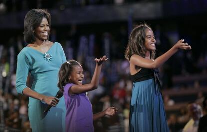 Michelle Obama y sus dos hijas, sobre el escenario de la convención nacional demócrata de agosto de 2008 en Denver (EE UU). Ese día, Barack Obama se convertía oficialmente en el candidato demócrata a la presidencia del país.