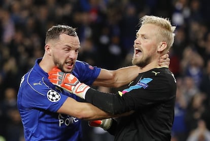 Los jugadores del Leicester City, Kasper Schmeichel y Danny Drinkwater, se abrazan después de detener un penalti el primero de ellos. 