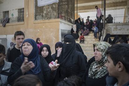 Las familias de refugiados concentradas en el estadio municipal de Idlib se quejan de la falta de alimento, medicinas y posibilidades de mantener una higiene mínima: “No nos hemos duchado en 20 días”, se queja una mujer.