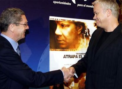 Gallardón saluda a Tim Robbins en la presentación del Festival Internacional de Cine Solidario.