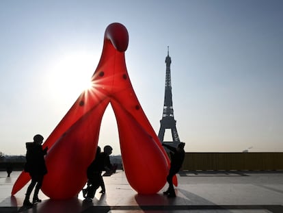Miembros del grupo 'Gang du clito' arrastran una figura de clítoris hinchable, en París, el 8 de marzo de 2021.