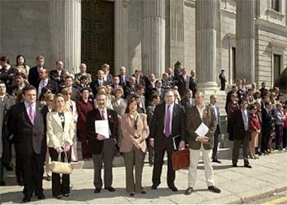 <B>CONGRESO</B>. Diputados de todos los grupos parlamentarios del Congreso de los Diputados han guardado, a las puertas de la sede de la Carrera de San Jerónimo, un minuto de silencio por los dos periodistas fallecidos en Bagdad.