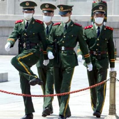 Soldados chinos, hoy en la plaza de Tiananmen, en Pekín.