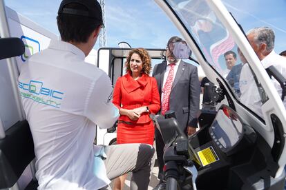 La actual vicepresidenta primera del Gobierno de España, Maria Jesus Montero, en una visita a la planta de Scoobic en Andalucía, en abril de 2023.