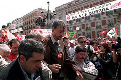 José María Fidalgo, tras la agresión de que fue objeto, es ayudado por varios compañeros para su traslado al hospital Clínico.