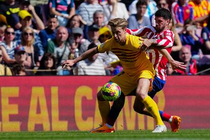  Frenkie De Jong disputa el balón ante Rodrigo. 
