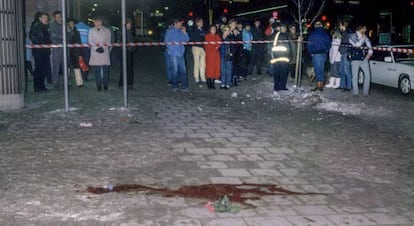 El lugar donde fue asesinado Palme horas después del magnicidio.