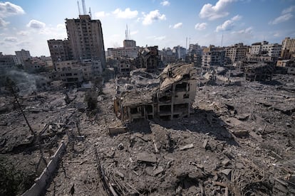 Edificios destruidos tras un bombardeo aéreo israelí sobre Ciudad de Gaza, el 10 de octubre de 2023.