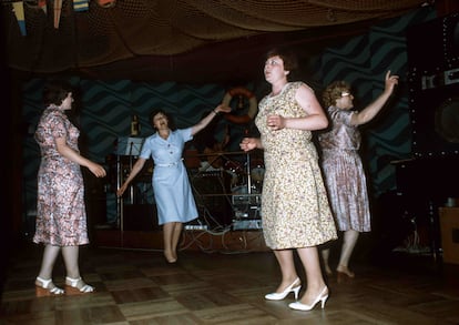 A?o 1967: mujeres bailan en The Hafenbar en Berln Oriental.