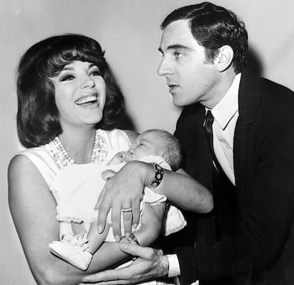 Joan Collins y Anthony Newley presentan a Tara, su hija recién nacida, en Nueva York, en octubre de 1963.