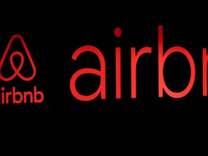 Logotipo de Airbnb en un evento en Tokio. 